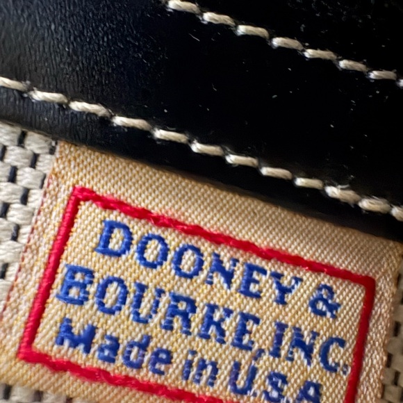 Elegant Black Dooney & Bourke Croc-Embossed Shoulder Bag - Picture 6 of 11